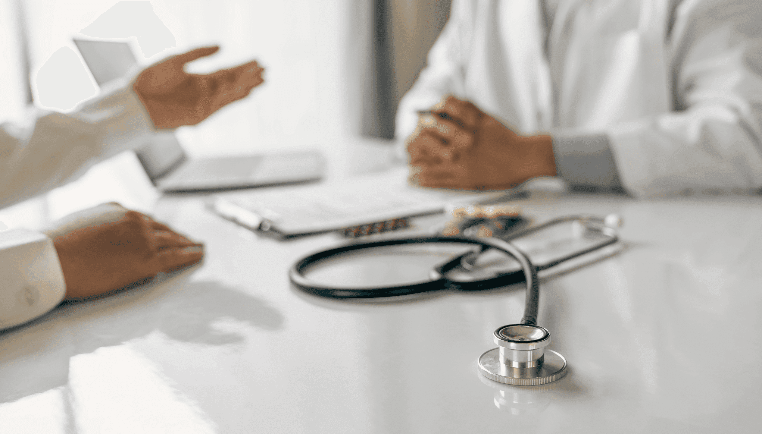 Arzt führt ein Gespräch mit einem Patienten in einer Praxis